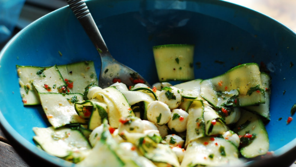 recept voor courgette salade met rode peper